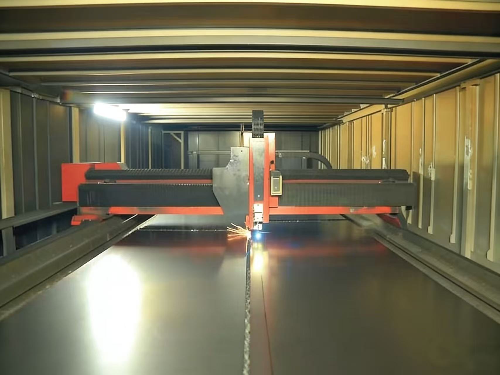 光纤激光切割设备加工板材现场